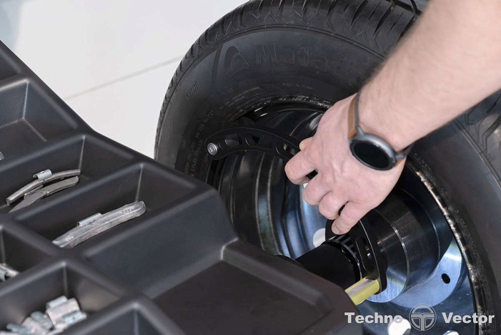 Стенд балансировочный модель iPRO BM4